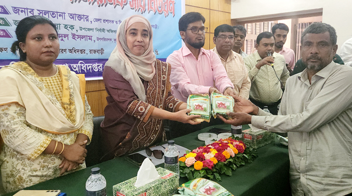 রাজবাড়ীতে ৩শত কৃষকদের মাঝে বিনামূল্যে পেঁয়াজ-বীজ সার বিতরণ